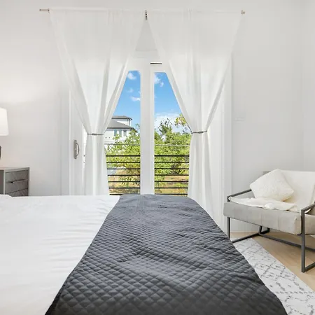 Modern 3Br Near Minute Maid Ensuite & Balcony